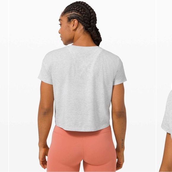 Lululemon NWT size 6 Cates Tee
Heathered Core Ultra Light Grey - Picture 8 of 8